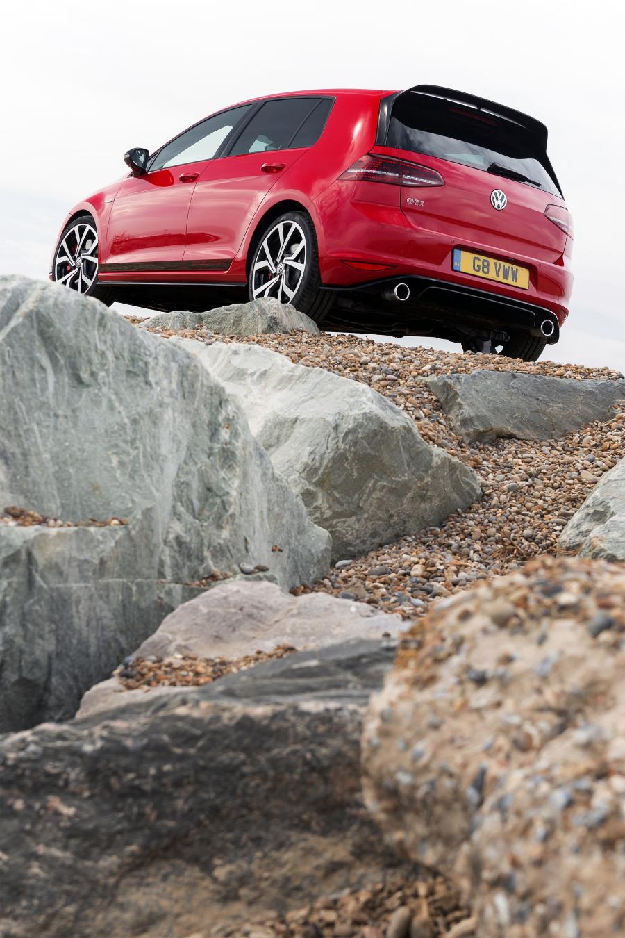 Volkswagen Golf GTI Clubsport Edition 40 2016 года  (UK) (фото 6 из 30)